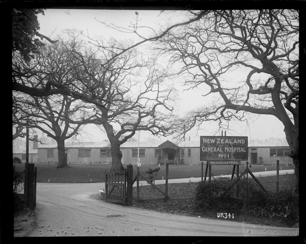 The entrance to Brockenhurst, No.1 New Zealand General Hospital in Hampshire, 1918.